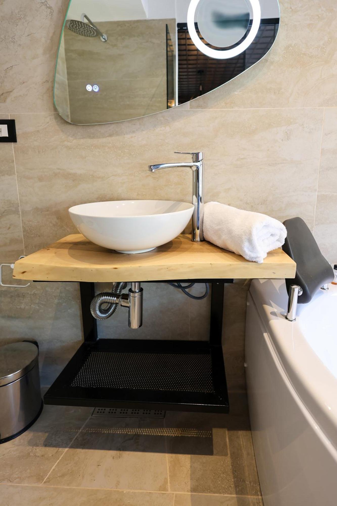Ador Boutique Hotel 베라트 외부 사진
