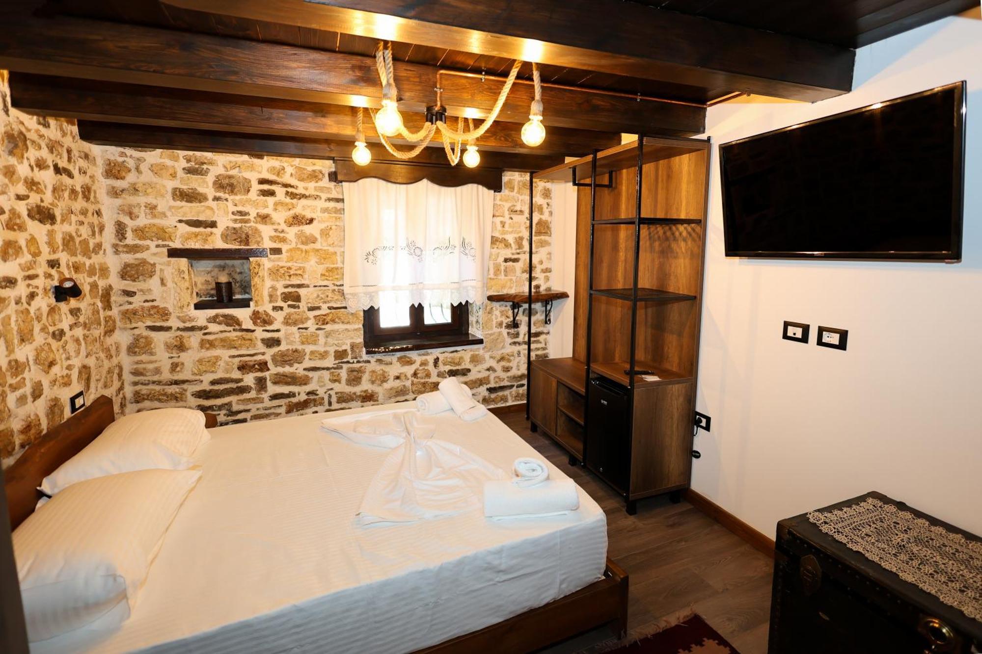 Ador Boutique Hotel 베라트 외부 사진