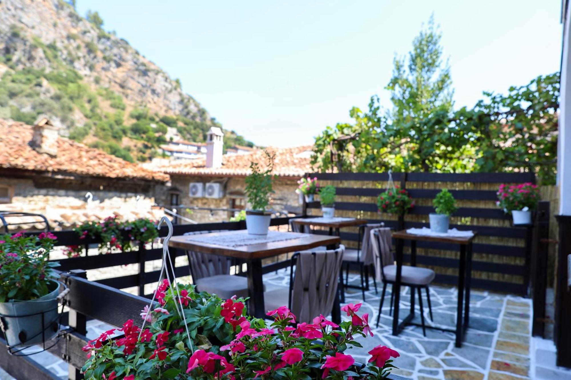 Ador Boutique Hotel 베라트 외부 사진