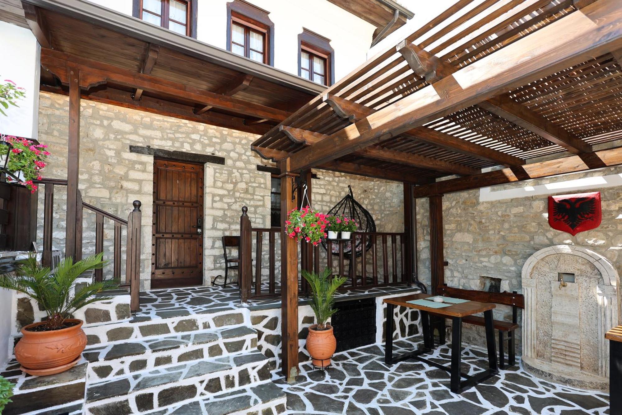Ador Boutique Hotel 베라트 외부 사진