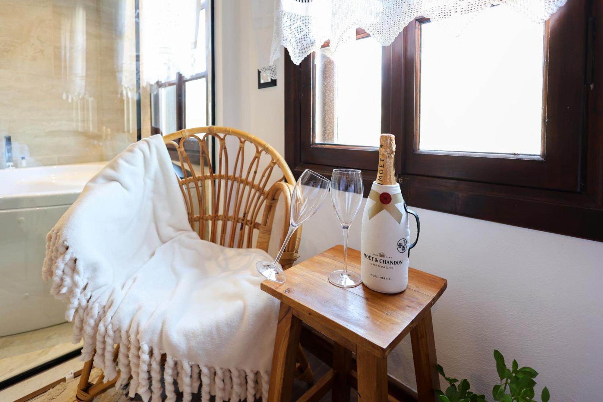 Ador Boutique Hotel 베라트 외부 사진