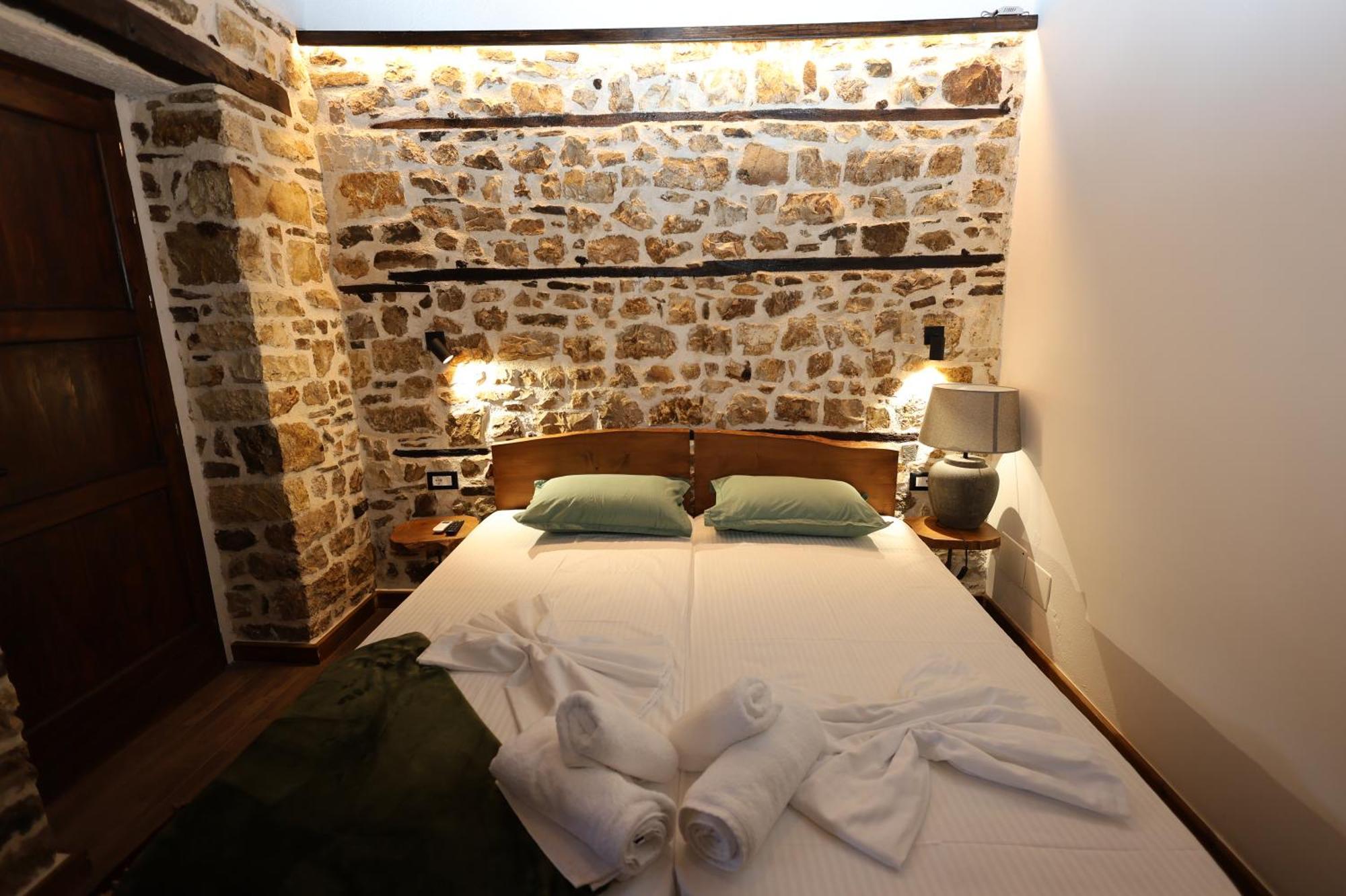 Ador Boutique Hotel 베라트 외부 사진