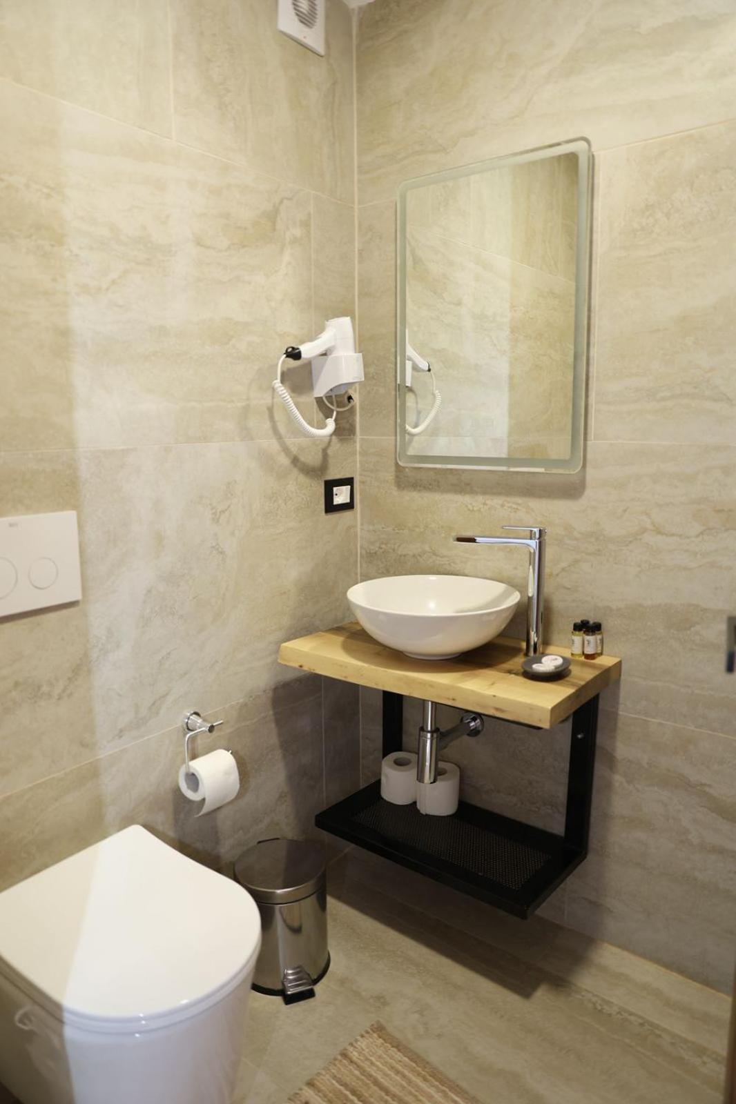 Ador Boutique Hotel 베라트 외부 사진