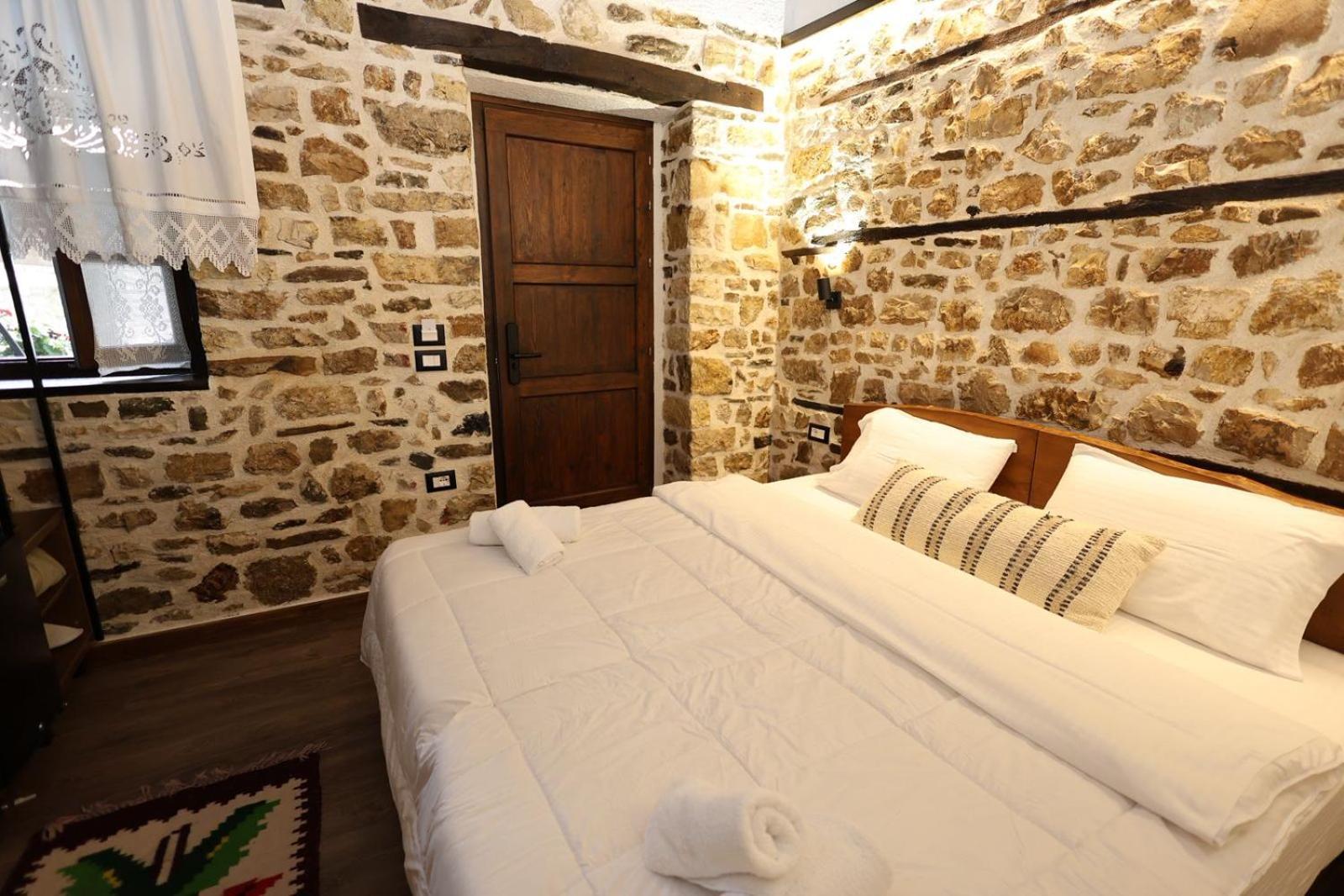 Ador Boutique Hotel 베라트 외부 사진