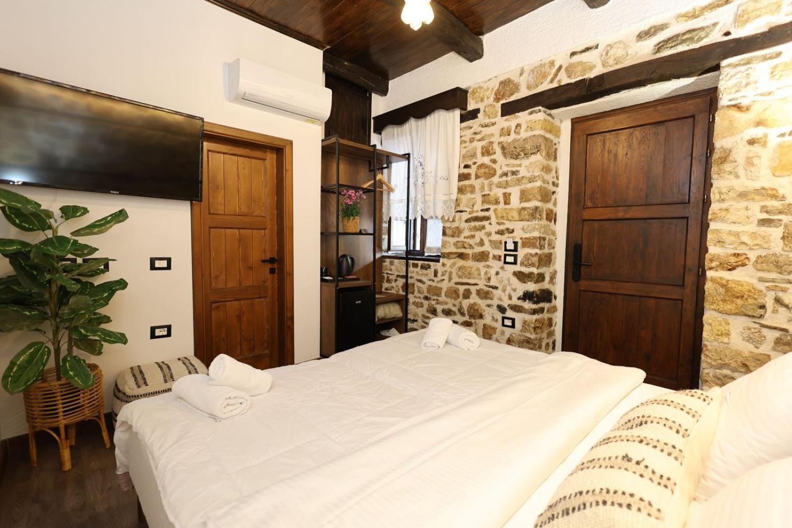 Ador Boutique Hotel 베라트 외부 사진